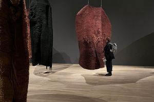 Exhibition view: Magdalena Abakanowicz, _Every Tangle of Thread and Rope_, Tate Modern, London (17 November 2022–21 May 2023). Courtesy Ocula. Photo: Caitríona de Búrca.